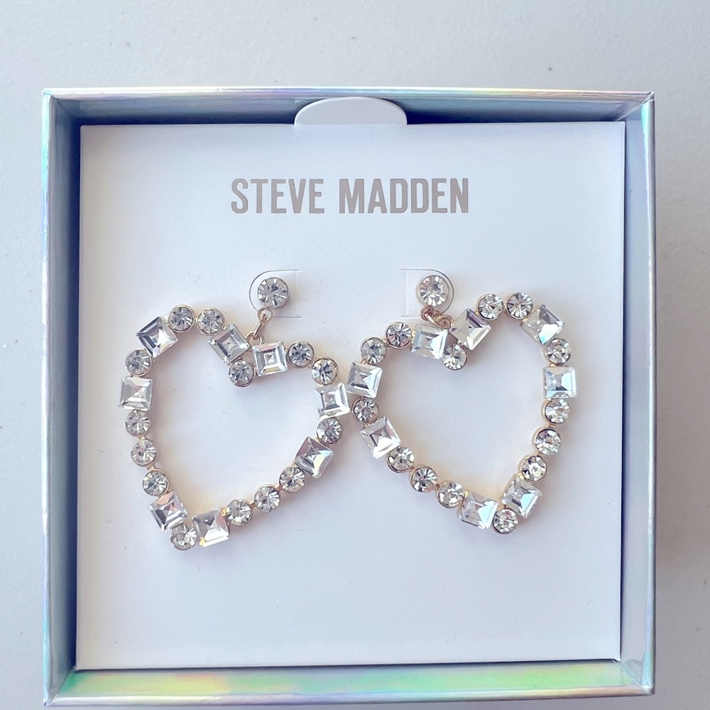 NWT Women’s Steve Madden Silver Tone Heart Shaped Crystal Dangly Earrings